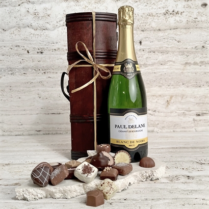 Træskrin med Cremant og 18 stykker Luksus dessertchokolade